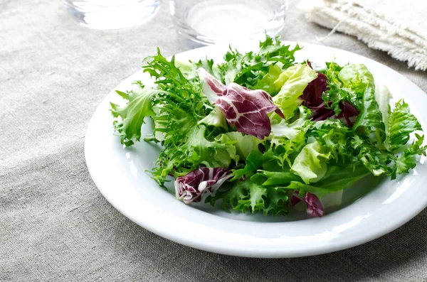 Salada verde com espinafre, frisee, arugula e radicchio no fundo de madeira azul — Fotografia de Stock