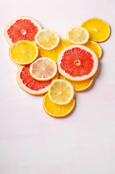 Citrus fruit Heart from slices of lemon, orange, grapefruit on white background. Love, healthy, ecology concept. — Stock Photo, Image
