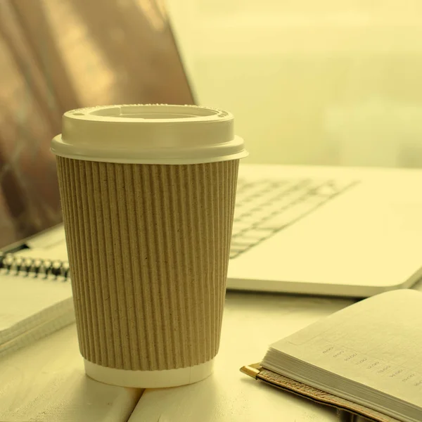 Papierowy kubek kawy na stół roboczy z biura rzeczy, Notatnik, laptop, pióra i Kawa Puchar — Zdjęcie stockowe