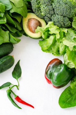 Avokado, salata, brokoli, ıspanak ve beyaz zemin üzerine biber. Sağlıklı gıda kavramı çeşitli taze yeşil sebze ile. Kopya alanı
