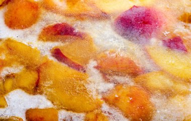 Arka plan için meyve dilimleri ile buzlu şeftali dondurulmuş