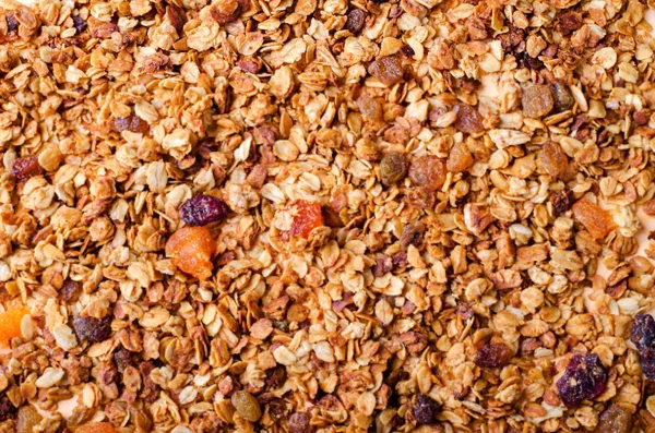 Zelfgemaakte muesli met honing, havermout, noten, rozijnen, cranberry en gedroogde abrikozen — Stockfoto