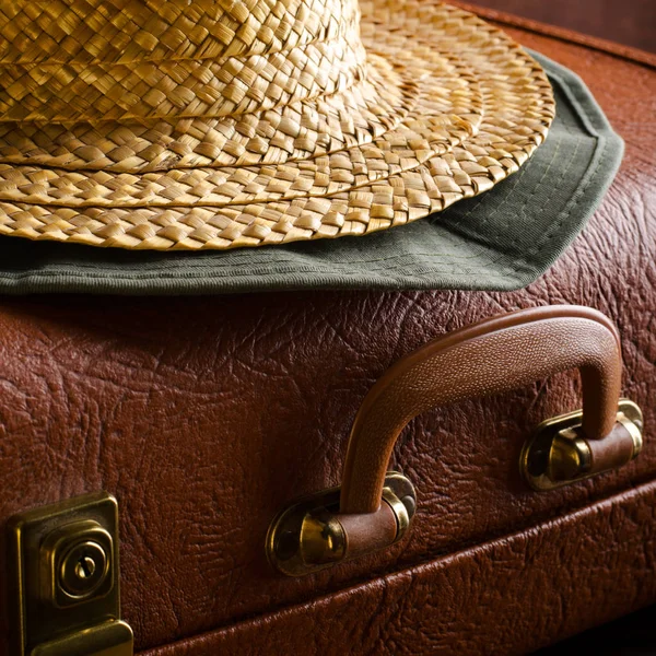 오래 된 빈티지, 레트로 가방 및 어두운 배경에 모자. 여행 컨셉 — 스톡 사진
