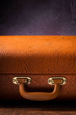 Eski vintage, koyu arka plan üzerinde retro çanta. Önden Görünüm