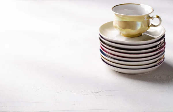Vajilla de porcelana colorida vacía, vasos y platos sobre fondo gris — Foto de Stock