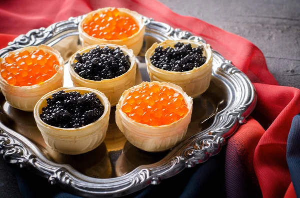 Svart och röd kaviar tartlets, förrätt kanapéer på silverbricka — Stockfoto