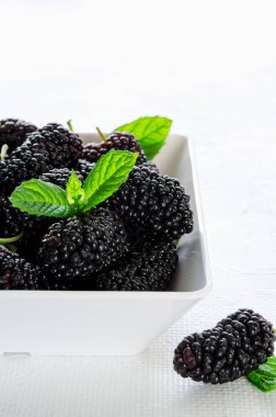 Nane kase beyaz arka planda, kopya alanı ile taze olgun dut