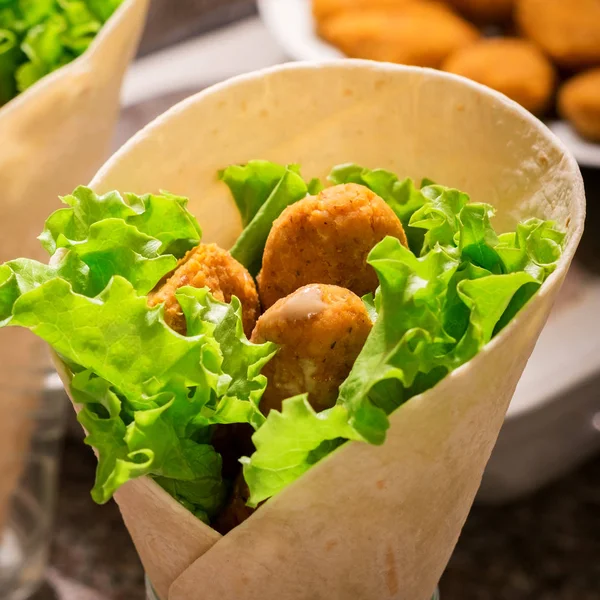 Falafel e salada fresca em pão pita com molho tahini . — Fotografia de Stock