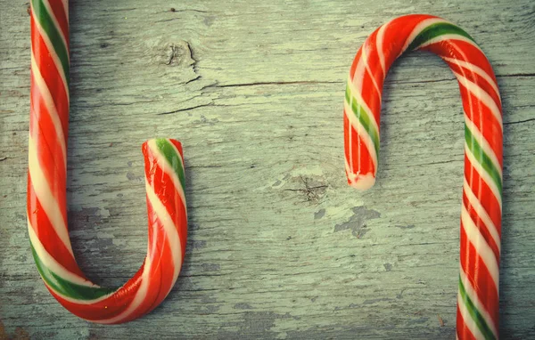 Karácsony, új év kompozíció édességet vesszők. Fényes nyaralás dekoráció kék fa háttér — Stock Fotó