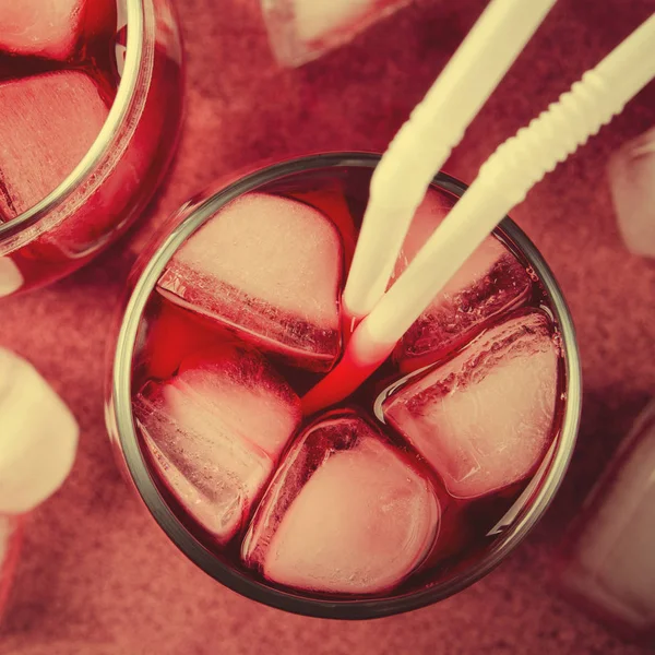 얼음 조각 및 칵테일 안경, 분홍색 배경 튜브와 차가운 체리 음료 — 스톡 사진