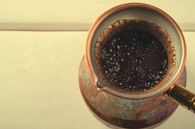 Eski Beyaz ahşap zemin üzerinde kahve pot bakır