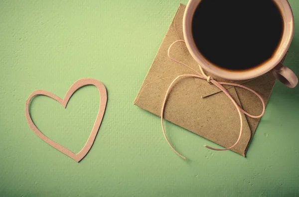 Lettera d'amore, busta e tazza di caffè rosa. Biglietto di San Valentino. Orizzontale, piatto — Foto Stock