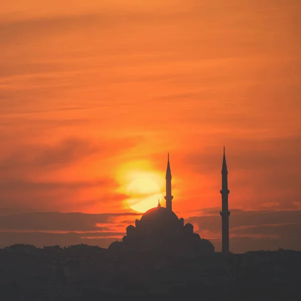 Moschea silhouette sul tramonto e due minareti — Foto Stock