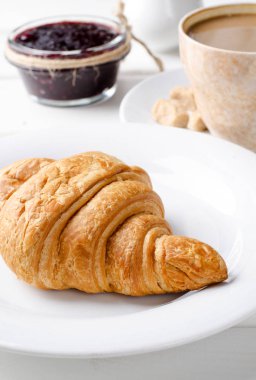 Geleneksel kahvaltı taze kruvasan ve kahve Beyaz ahşap zemin üzerinde.