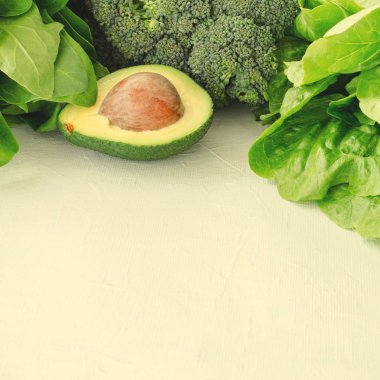 Avokado, salata, brokoli, ıspanak ve beyaz zemin üzerine marul. Sağlıklı gıda kavramı çeşitli taze yeşil sebze ile. Kopya alanı, tonda