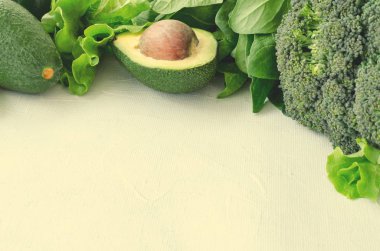 Avokado, salata, brokoli, ıspanak ve beyaz zemin üzerine biber. Sağlıklı gıda kavramı çeşitli taze yeşil sebze ile. Kopya alanı, tonda