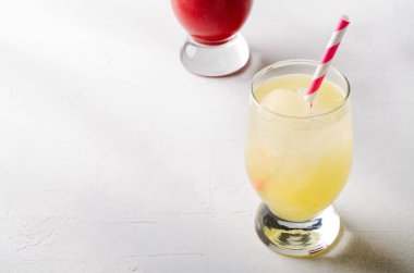 Çilek smoothies ve kokteyl gözlük, beyaz arka plan üzerinde tüplerde ile buz limonata.