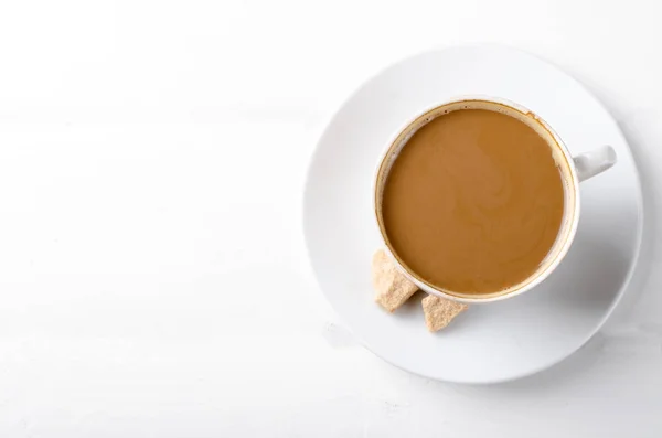 Tazza di caffè al latte con zucchero di canna su sfondo di legno bianco . — Foto Stock
