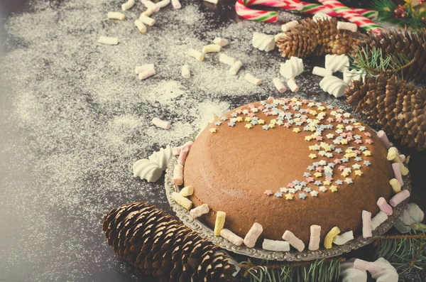 Tradizionale torta di Natale al cioccolato fatto in casa con stelle di zucchero e marshmallow, decorazione di Capodanno — Foto Stock