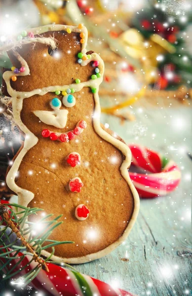 Boże Narodzenie, nowy rok skład z piernika, mandarynki i pędów cukierków. Błyszczący dekoracji świątecznych — Zdjęcie stockowe