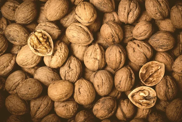 Bütün ceviz ve yarım çekirdek, gıda kavramı. Üstten Görünüm