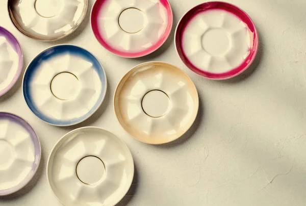 Louça de porcelana colorida vazia, pratos em fundo cinza — Fotografia de Stock