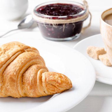 Geleneksel kahvaltı taze kruvasan ve kahve Beyaz ahşap zemin üzerinde.