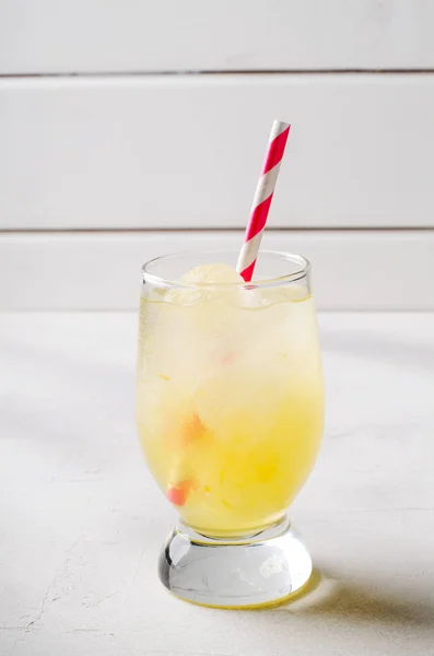 Ijs limonade met cocktail buis in glas, op witte achtergrond. — Stockfoto