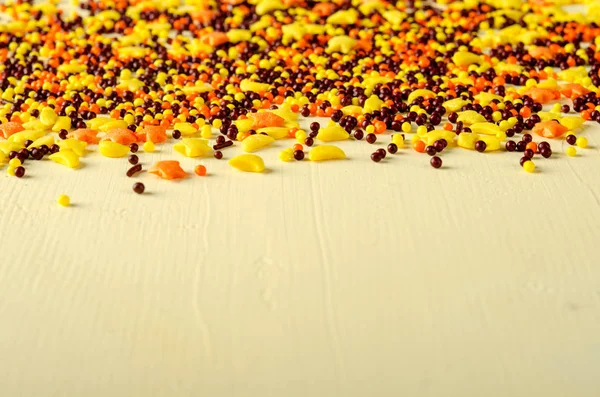 Kruh rám vyrobený cukr cukroví, pečivo dekorace na žlutém podkladu. — Stock fotografie