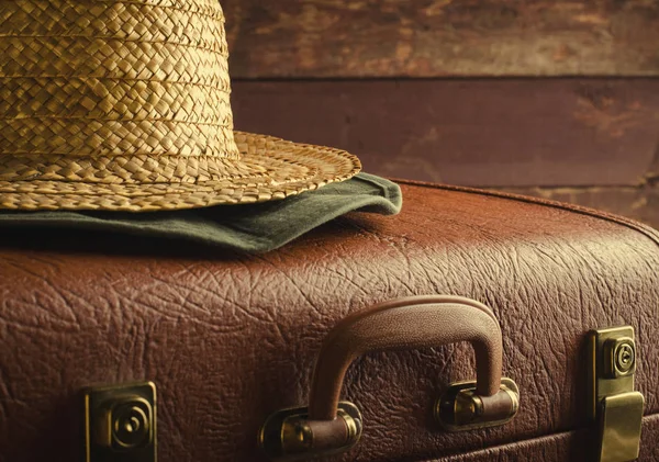 오래 된 빈티지, 레트로 가방 및 어두운 배경에서 밀 짚 모자. 여행 컨셉, Toned — 스톡 사진