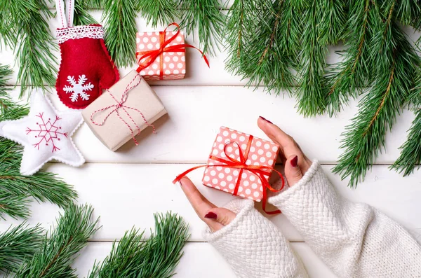 Női kezek kezében karácsonyi ajándék doboz fehér háttér. Vízszintes, másoló tér. — Stock Fotó