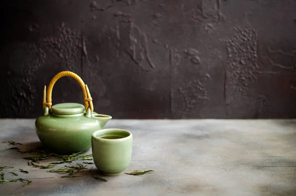 Té verde chino en tetera sobre fondo oscuro — Foto de Stock
