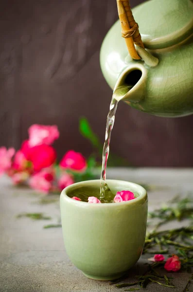 Té verde chino con rosas sobre fondo oscuro — Foto de Stock