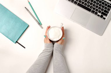 Uzay kahve holding dizüstü, Turkuaz defter ve erkek eller ile çalışır. Düz yatıyordu, en iyi görünümü