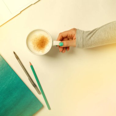 Uzay kahve holding dizüstü, Turkuaz defter ve erkek eller ile çalışır. Düz yatıyordu, en iyi görünümü