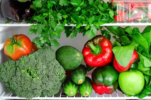 Verts, fruits et légumes au réfrigérateur. Concept végétalien, cru, mode de vie sain — Photo