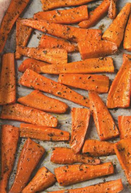 Kavrulmuş karamelli organik havuç ve siyah tepside baharat.