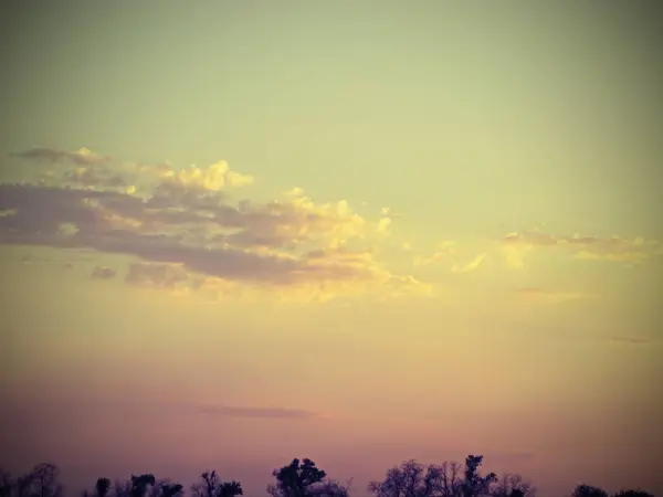 Güzel bir akşam gökyüzü bulut ile — Stok fotoğraf