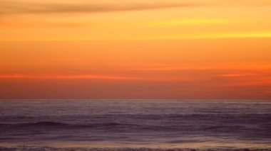 Okyanusu günbatımı ve gökyüzü