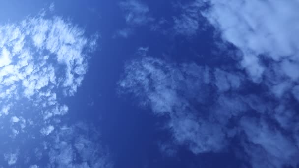 Gökyüzünde dramatik mavi bulutlar — Stok video