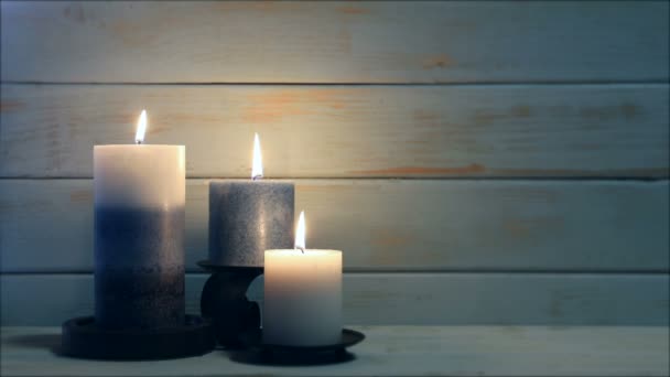 Blauwe stedelijke hout vakantie kaarsen — Stockvideo
