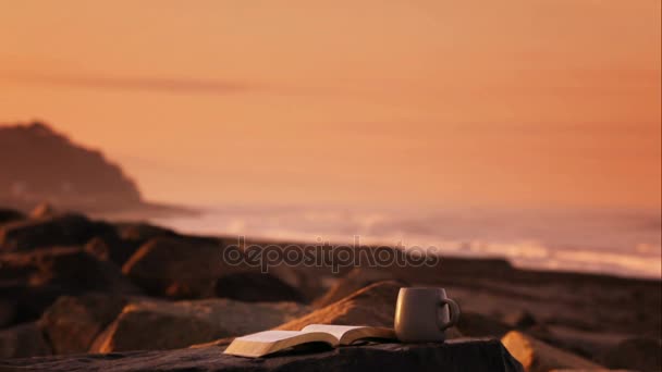 Bibeln och kaffe vid soluppgången i Encinitas Kalifornien — Stockvideo