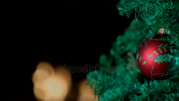 Adorno rojo de Navidad en el árbol con fuego en el fondo — Vídeo de stock