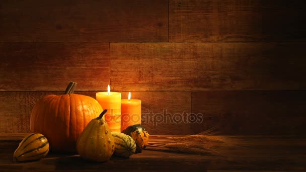 Podzimní sklizeň svíčky a dýně na retro dřevo pozadí video