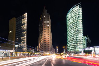 Şehir trafiği gece - ofis binaları ve ışık trails