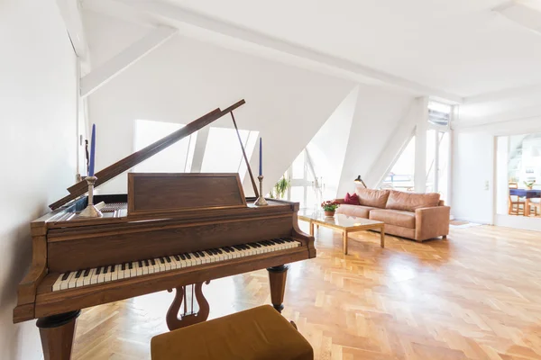 Piyano Oturma Odasında Güzel Apartman Dairesi — Stok fotoğraf