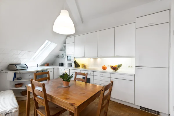 Cocina Blanca Con Suelo Madera Hermosa Casa —  Fotos de Stock