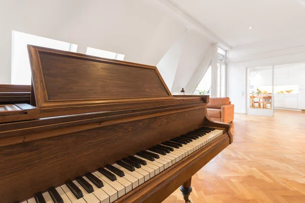 美しいリビングルームのクラシックピアノ — ストック写真