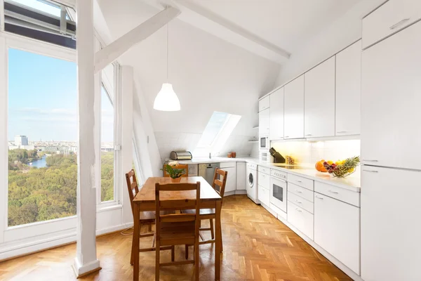 Cocina Blanca Con Suelo Madera Hermosa Casa —  Fotos de Stock