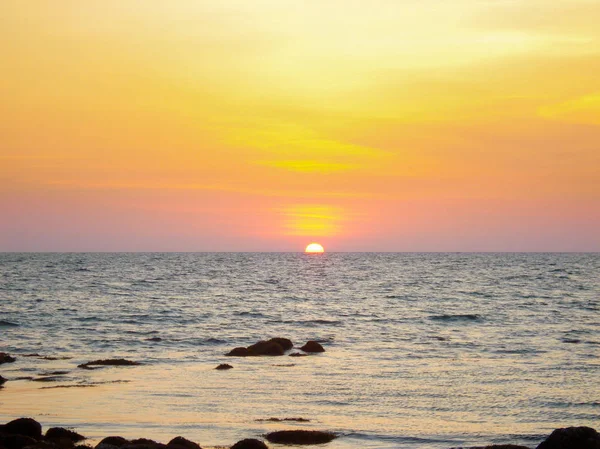 Céu do por do sol sobre a água, pôr do sol da vista do oceano — Fotografia de Stock